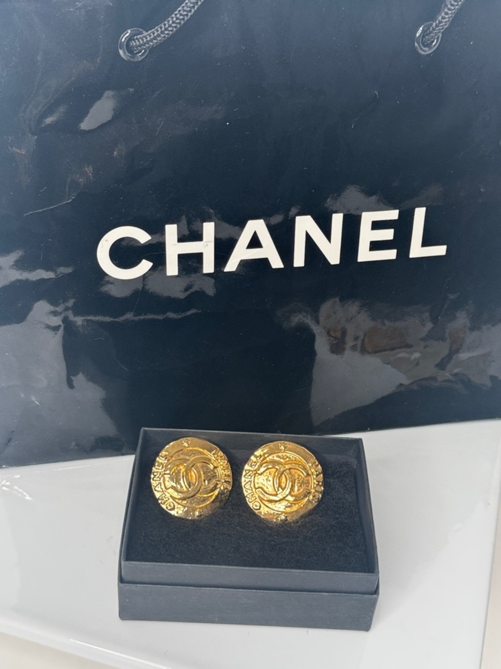 Chanel 1994 CC Logo Clip-On Earrings Gold Tone Round Vintage - Picture 4 of 12